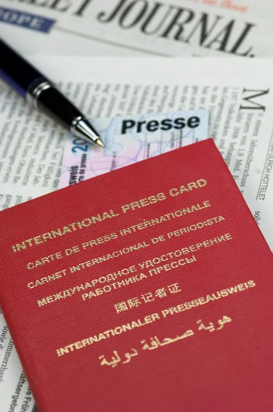 新聞に国際的なプレス カード — ストック写真