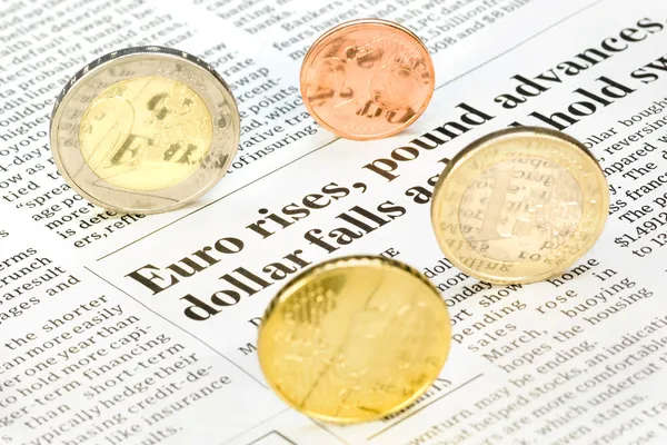 Euro-mynt över en tidning — Stockfoto