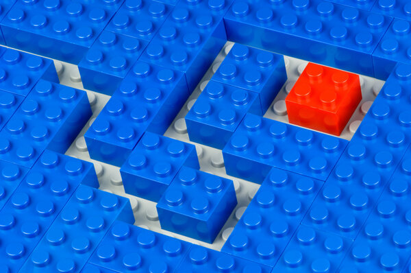 Пути через поле из синего кирпича здания
