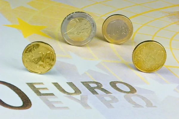 Євро-монети, що рухаються понад 200-євро-банківських банкнот — стокове фото