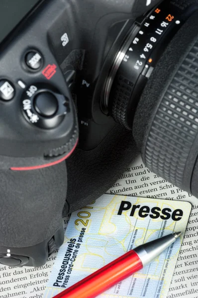Kamera und Presseausweis — Stockfoto