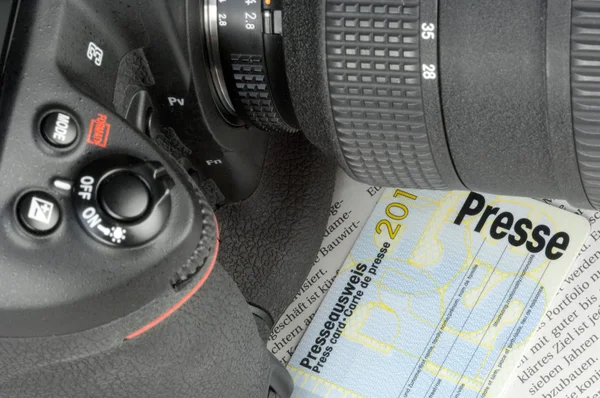Kamera und Presseausweis — Stockfoto