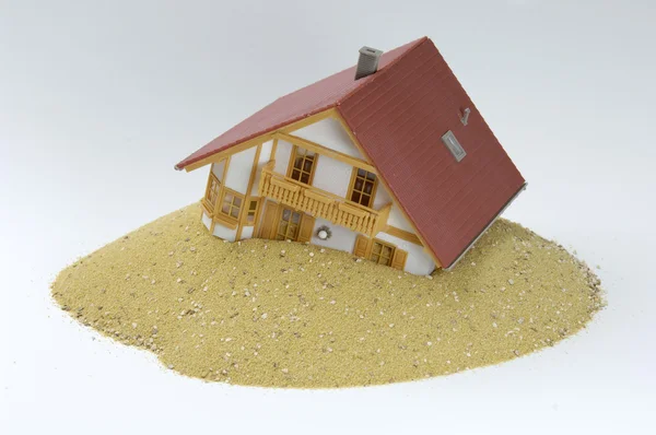 Hus, bygd på sand – stockfoto