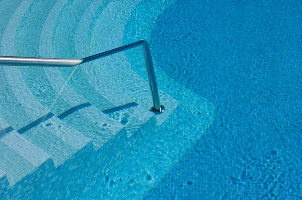 Steps and handrail into a swimming pool — Stockfoto