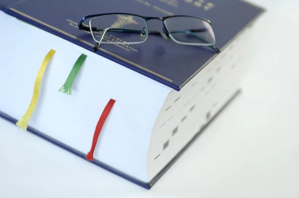 Tlusté knihy čtení brýle a záložky — Stock fotografie