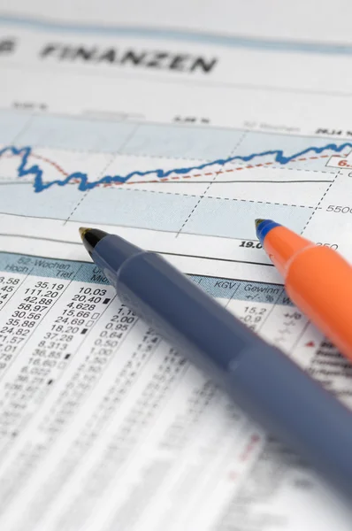 Share chart with pens — Stock Photo, Image