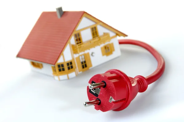 Modelu dom z czerwoną wtyczkę — Zdjęcie stockowe