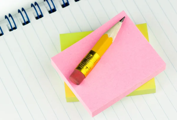Krótki ołówek z notatnikami — Zdjęcie stockowe