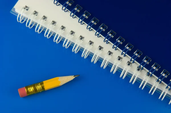 Lápis curto com blocos de notas — Fotografia de Stock