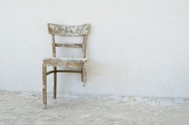 Eski kırık sandalye