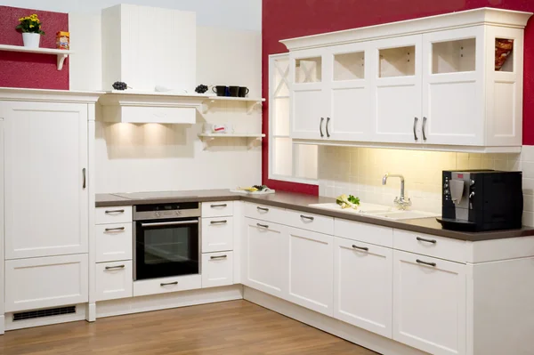 Modern mutfak kırmızı duvar ile — Stok fotoğraf
