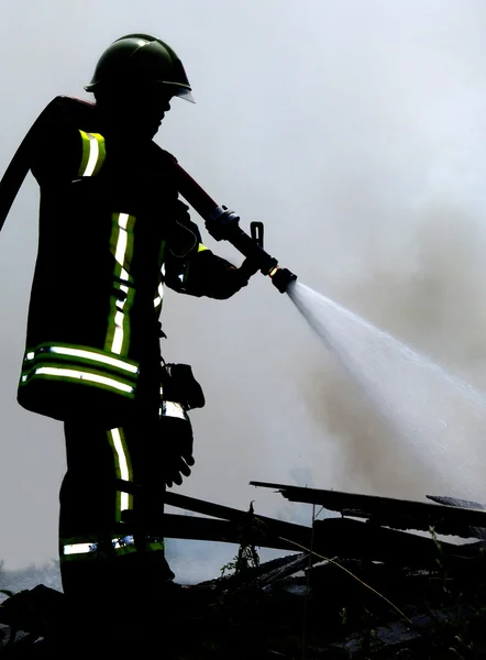 Пожарный за работой — стоковое фото