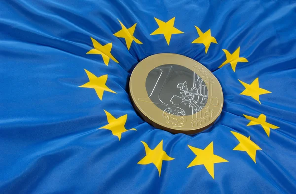 Pièce en euros sur drapeau européen — Photo