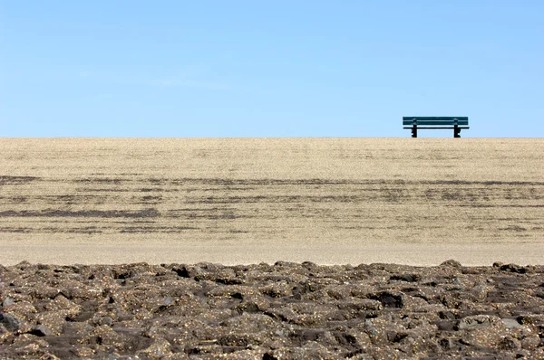 Osamělý Parková lavička na lesba — Stock fotografie