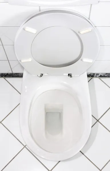 Bol de toilette blanc avec couvercle ouvert — Photo