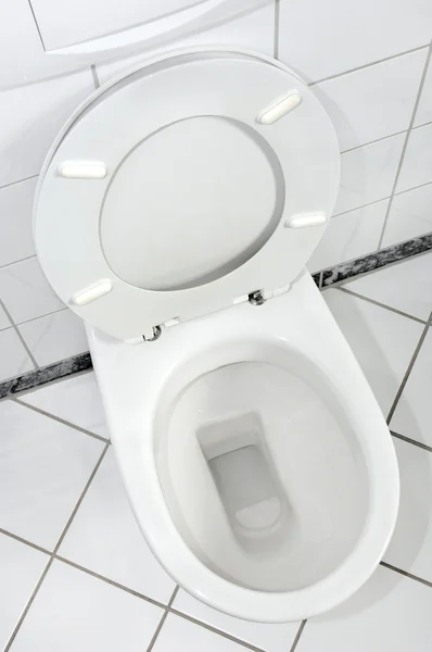 Toilet putih dengan tutup terbuka — Stok Foto
