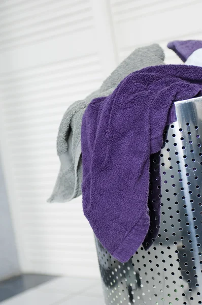 Špinavé ručníky v koši na prádlo — Stock fotografie