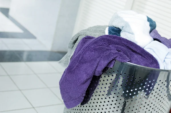 Vuile handdoeken in een wasmand — Stockfoto