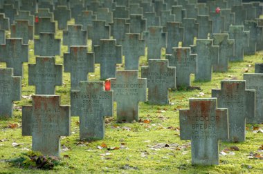 Alman İkinci Dünya Savaşı kurbanlarına bombalama için mezarlık