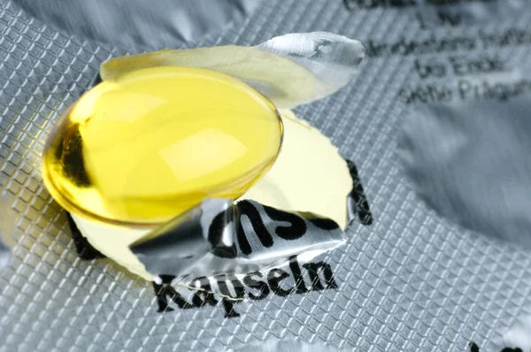Opakowanie tabletek z żółta pigułka — Zdjęcie stockowe