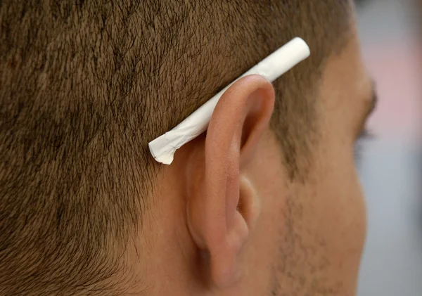Man met een sigaret achter zijn oor — Stockfoto