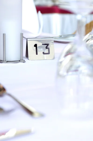 Mesa de jantar do hotel com placa de número — Fotografia de Stock