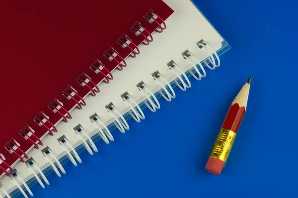 Rövid ceruza és jegyzettömbök — Stock Fotó