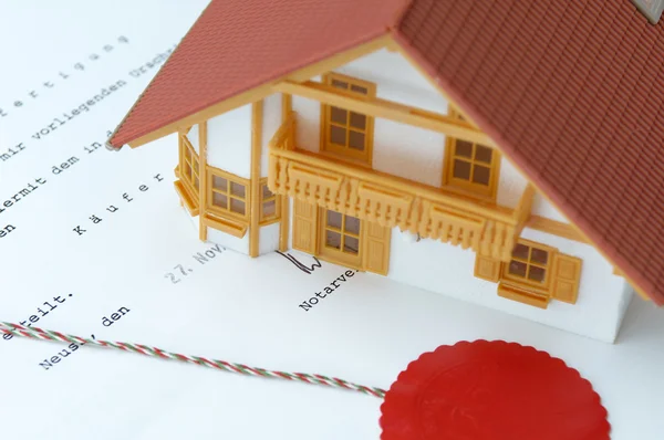 Model huis op notaris contract — Stockfoto