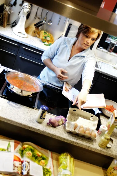 Frau in einer modernen Küche — Stockfoto