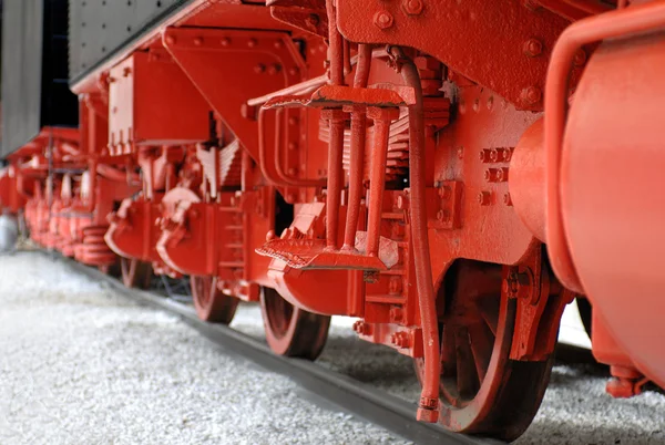 Rote Räder einer historischen Dampflokomotive — Stockfoto