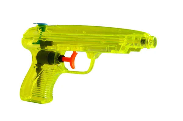 Pistolet à eau jaune avec gâchette rouge sur fond blanc — Photo
