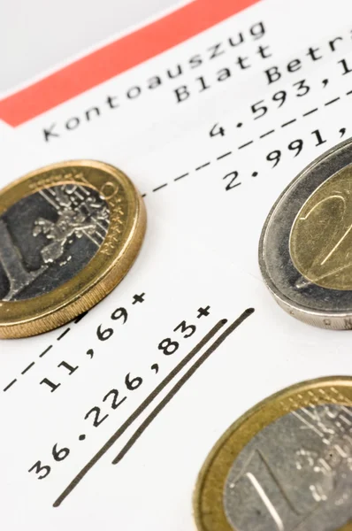 Euro-érmék egy bankszámla — Stock Fotó