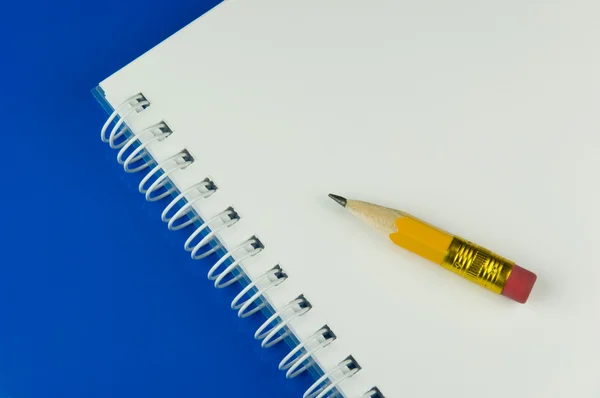 Kurzer Bleistift und Notizblock — Stockfoto