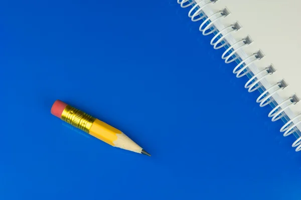 Kurzer Bleistift und Notizblock — Stockfoto