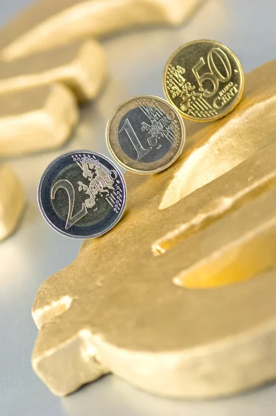 Mince na symbol měny euro — Stock fotografie