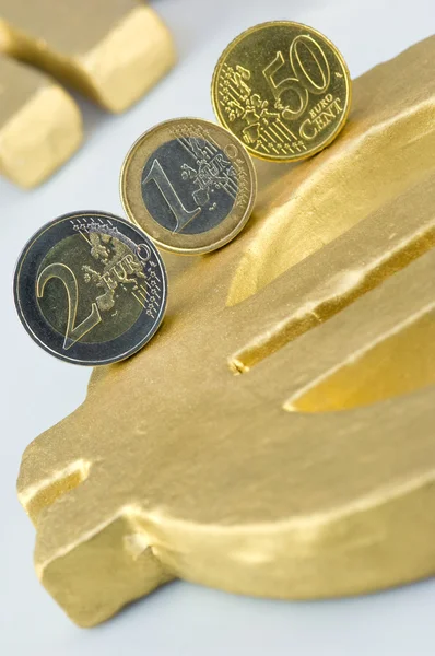 Κέρμα του ευρώ σε ένα σημάδι ευρώ — Φωτογραφία Αρχείου