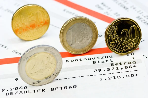 在银行帐户上的欧元硬币 — 图库照片