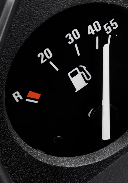 一辆汽车的燃油表 — 图库照片