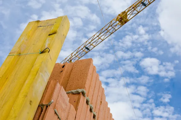 Crane and wall on a construction site — Stock Photo, Image