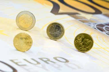 Euro coins 200 euro banknot üzerinde haddeleme