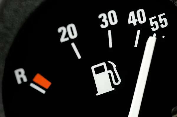 一辆汽车的燃油表 — 图库照片