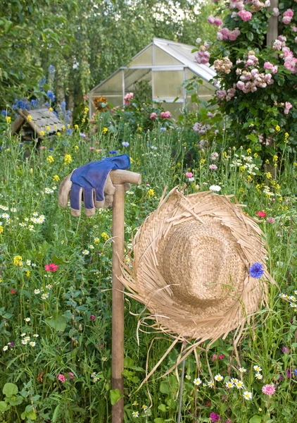 Gärtnerhandschuhe auf einer Wildblumenwiese — Stockfoto