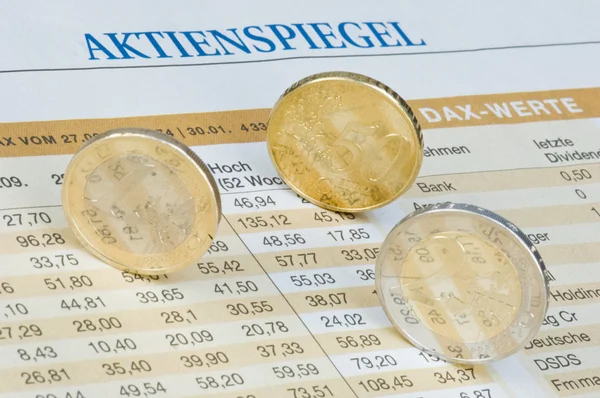 Pièces en euros sur un graphique financier — Photo