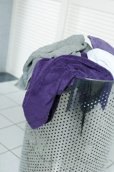 Vuile handdoeken in een wasmand — Stockfoto