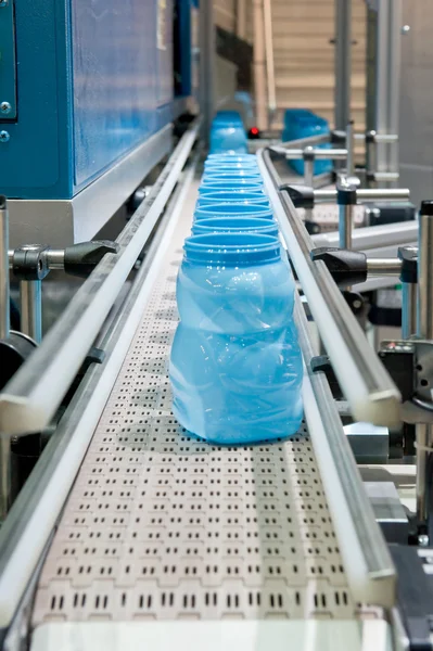 Produção em massa de recipientes de plástico — Fotografia de Stock