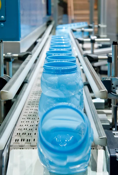 Produção em massa de recipientes de plástico — Fotografia de Stock