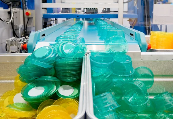 Massproduktion av plastbehållare Royaltyfria Stockfoton