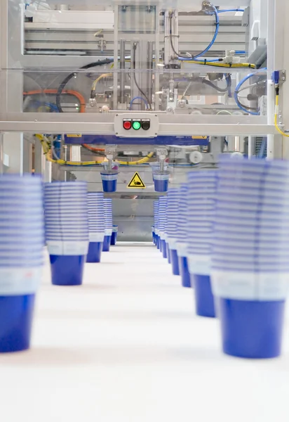 Massproduktion av plast cups — Stockfoto