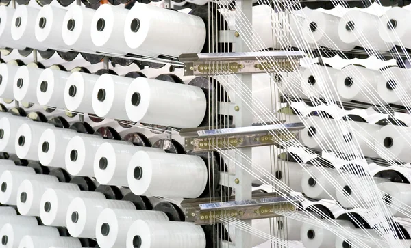 Катушки ниток на ткацком станке — стоковое фото