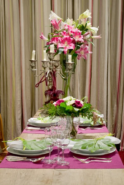 Mesa de jantar luxuosamente coberta — Fotografia de Stock